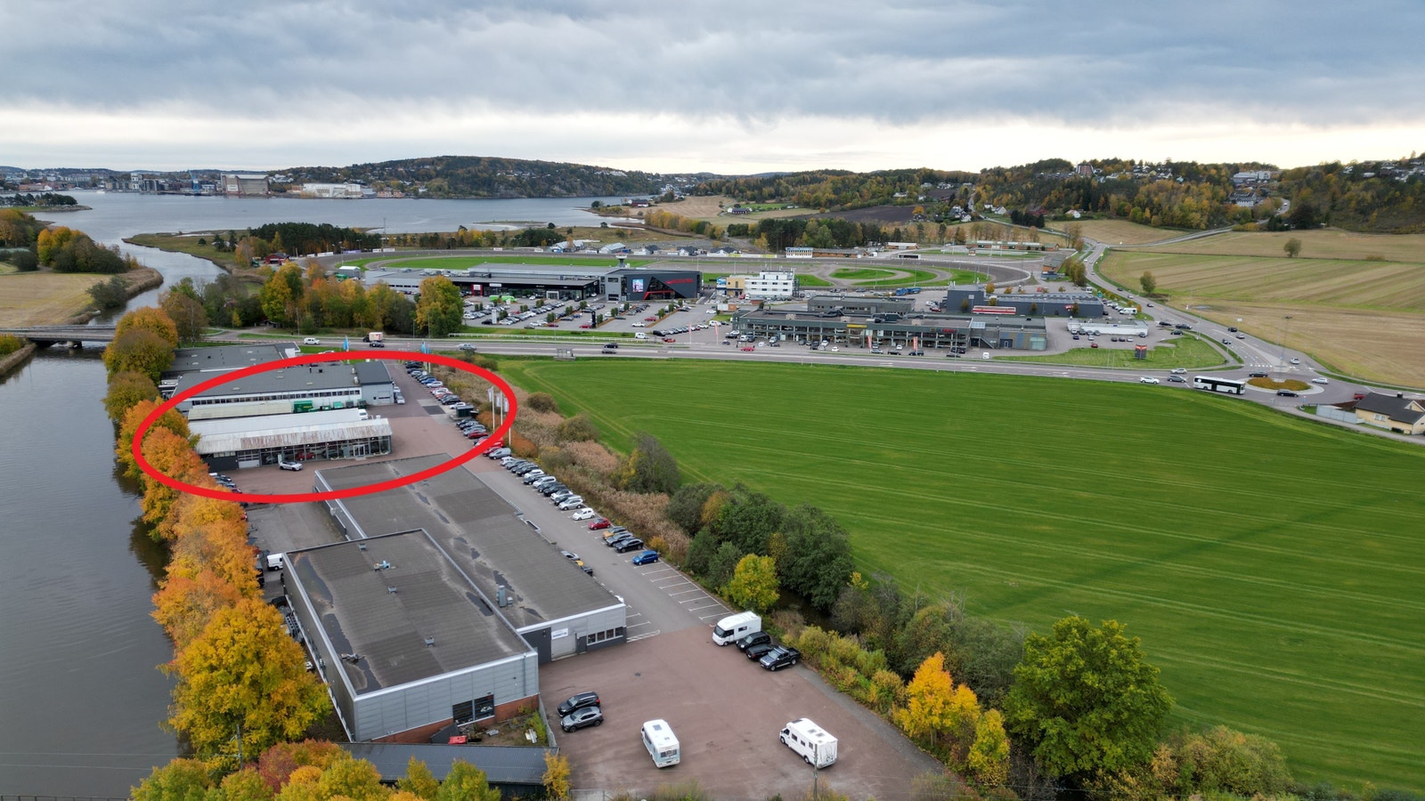 Fleksibelt bygg med mange bruksmuligheter, attraktiv beliggenhet og gode parkeringsmuligheter. Galleribilde