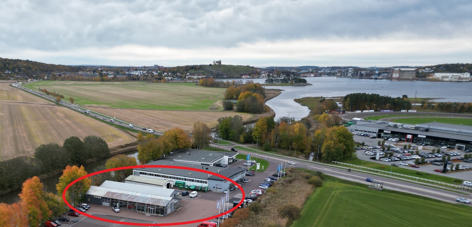 Bygget ligger med god adkomst og eksponering mot en av hovedfartsårene inn til Tønsberg. Galleribilde