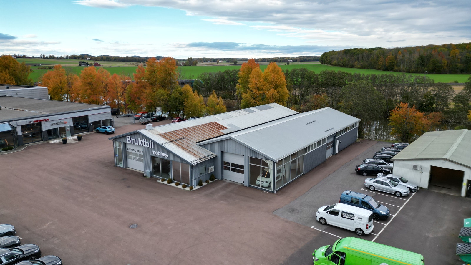 Fleksibelt bygg med mange bruksmuligheter, attraktiv beliggenhet og gode parkeringsmuligheter. Galleribilde