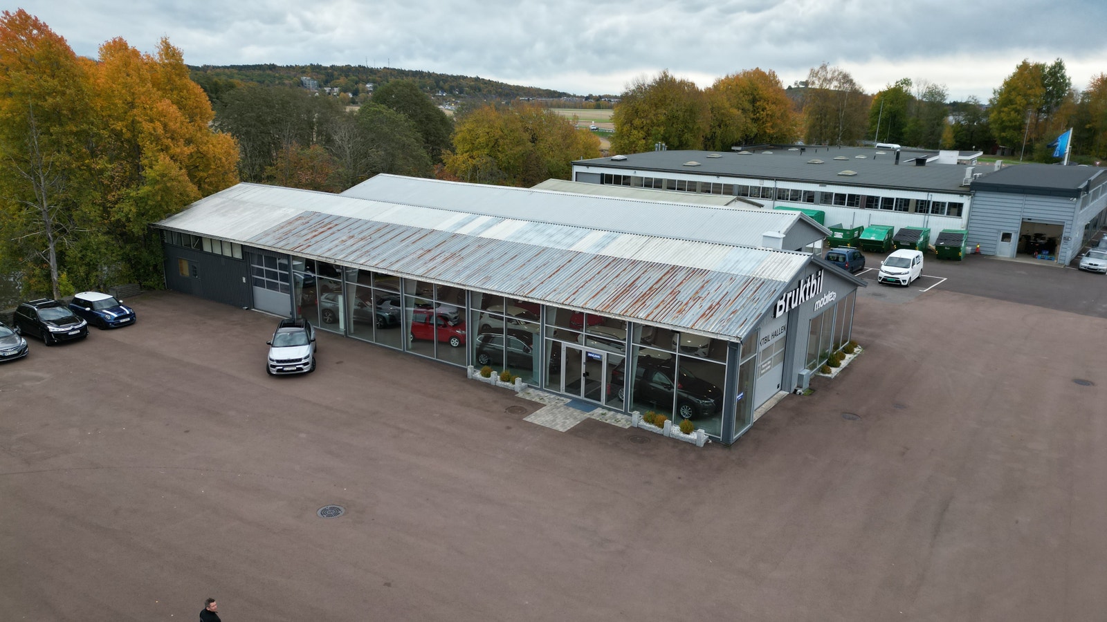 Egen inngangsdør til kunder/brukere av bygget med gode parkeringsmuligheter rett utenfor. Galleribilde