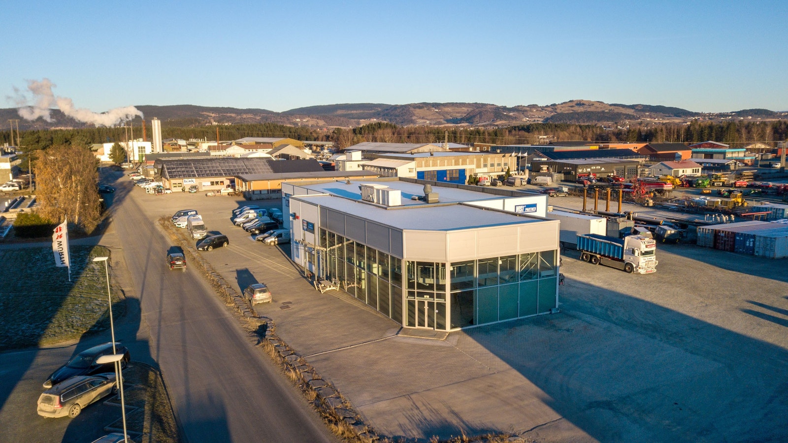 God beliggenhet på Verdal Industripark, nær E6. Gode parkeringsmuligheter ved bygget. Galleribilde