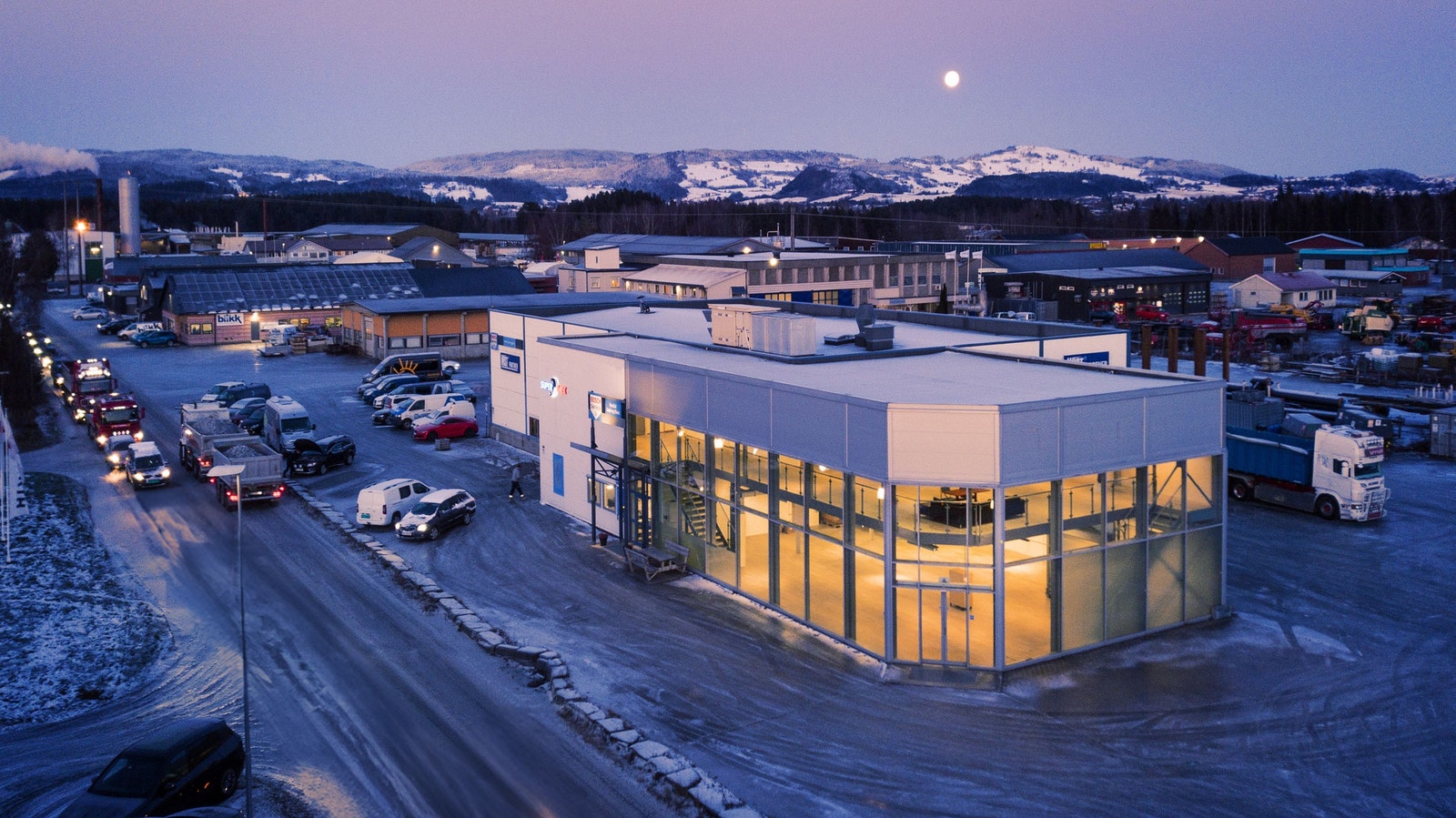 Næringsbygget ligger sentralt på Verdal Industripark, nær E6. Gode parkeringsmuligheter ved bygget. Galleribilde