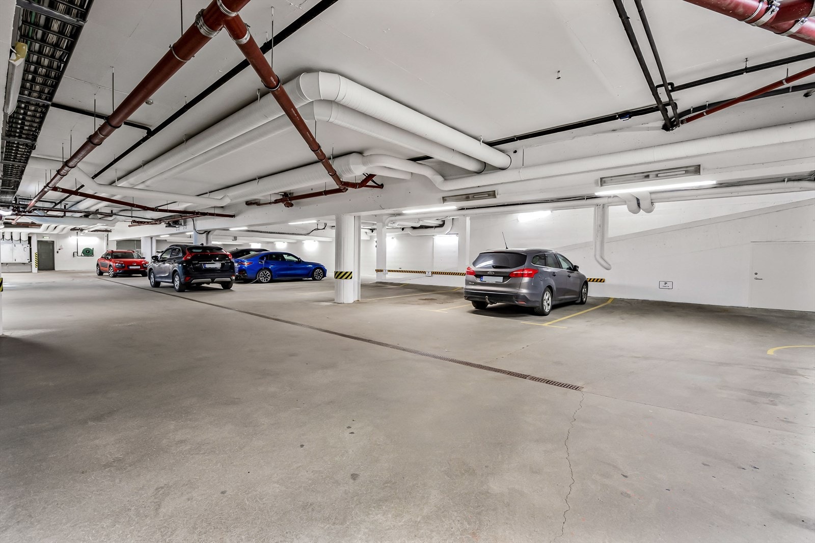 Det er mulighet for parkering i garasje og ute i bakgården Galleribilde