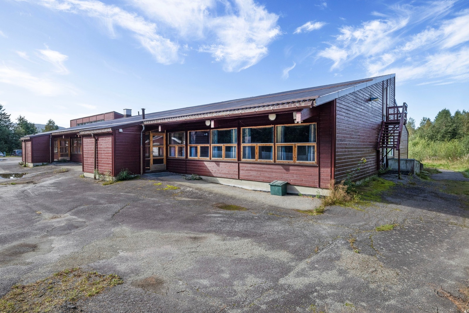 Takkonstruksjon
med hovedkonstruksjoner av limtre med innvendige skrå himlinger og varmtakkonstruksjoner Galleribilde