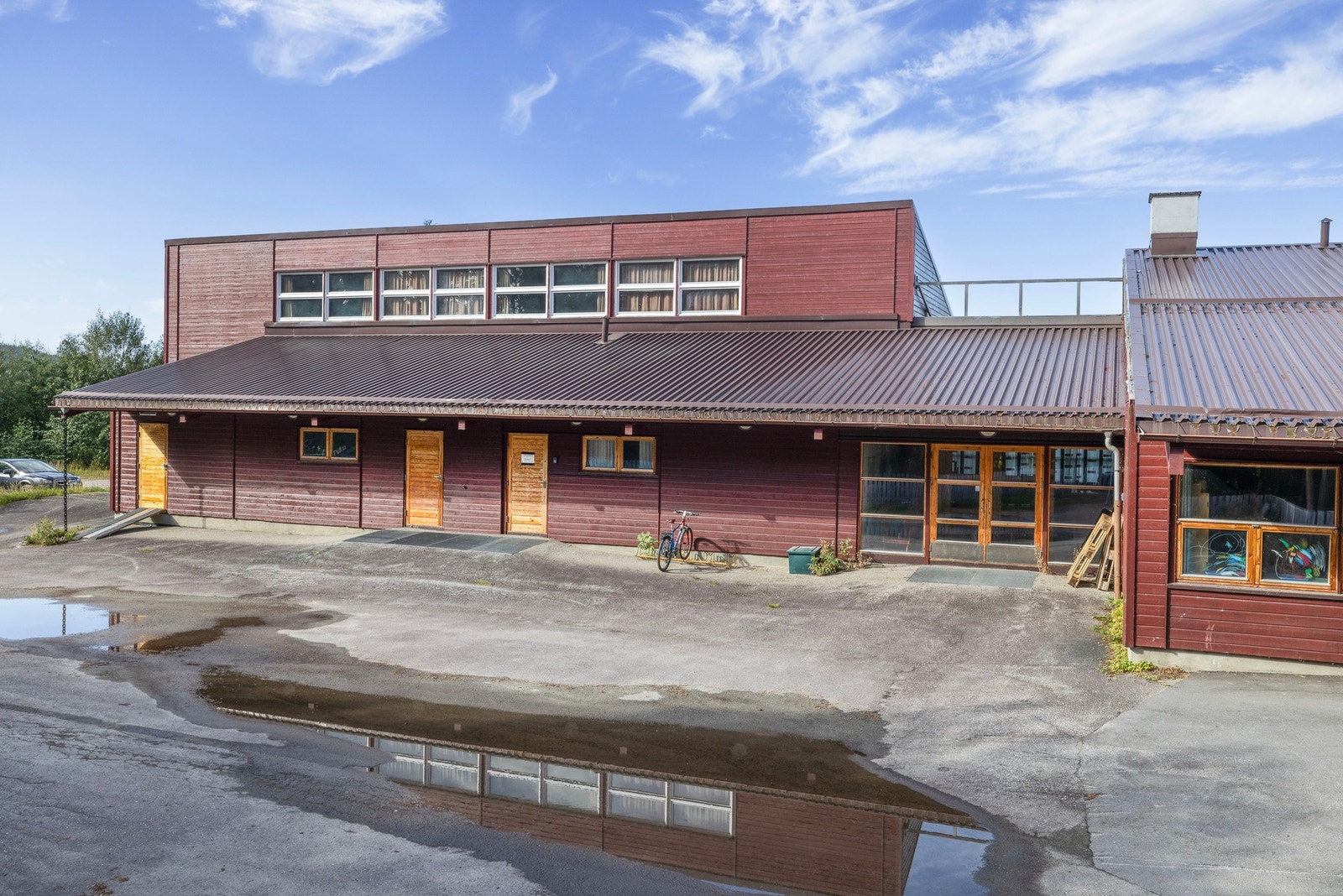 Asfaltert skolegård/gangareal mot øst Galleribilde