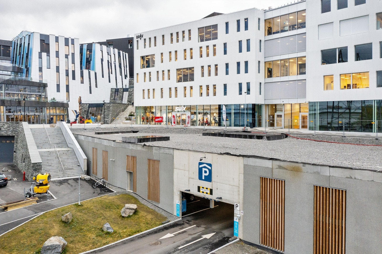 Inngang til parkeringskjeller på nedsiden Galleribilde