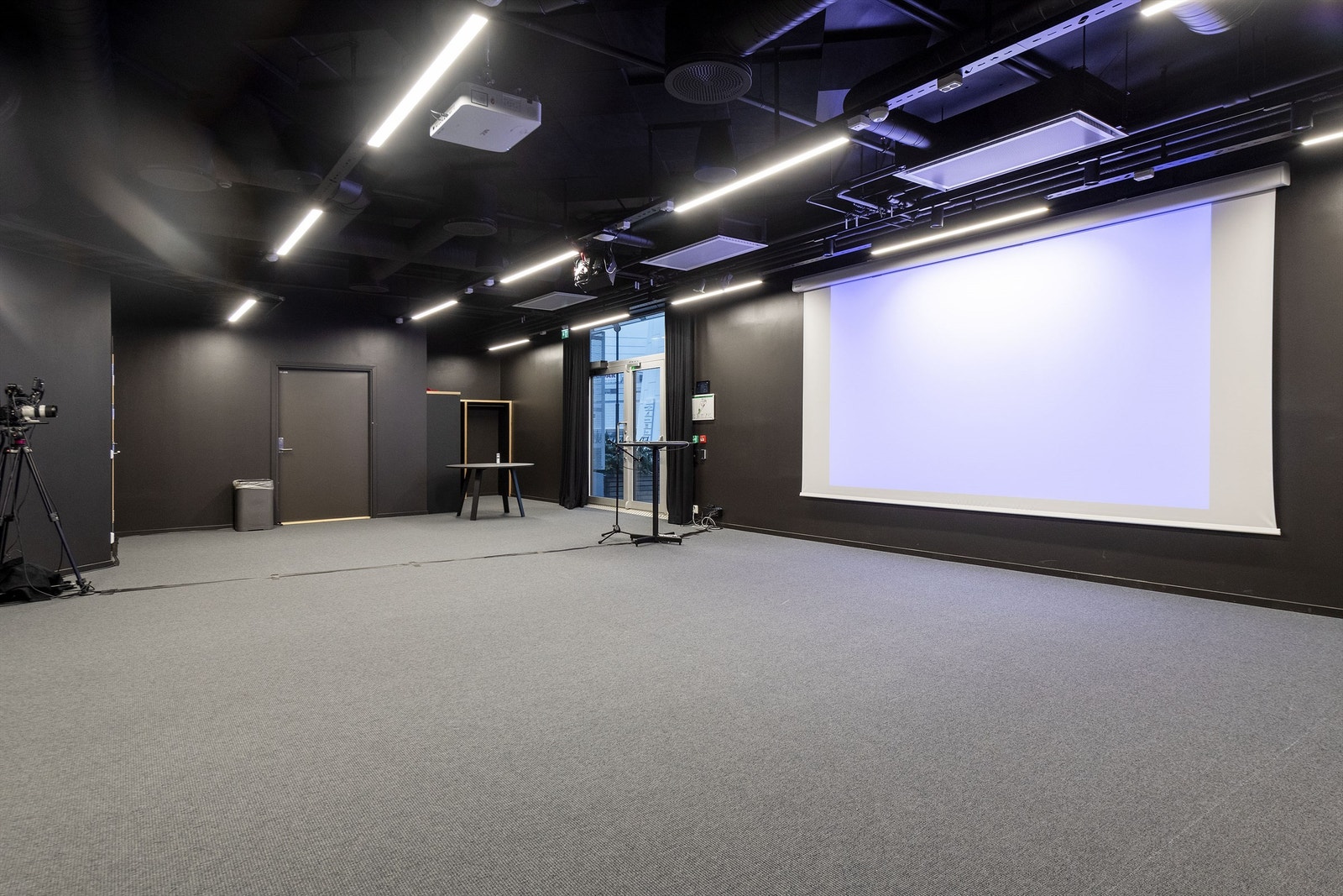 Event- / showrom klargjort for AV-utstyr Galleribilde
