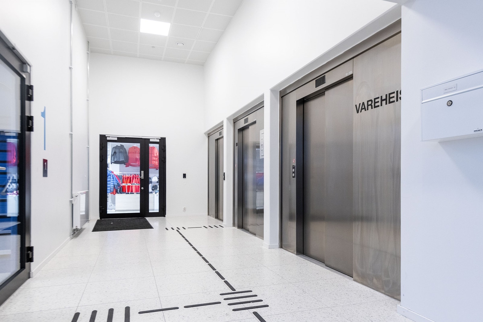 Person- / varheis i bygningen, heisen går ned til garasjekjeller Galleribilde