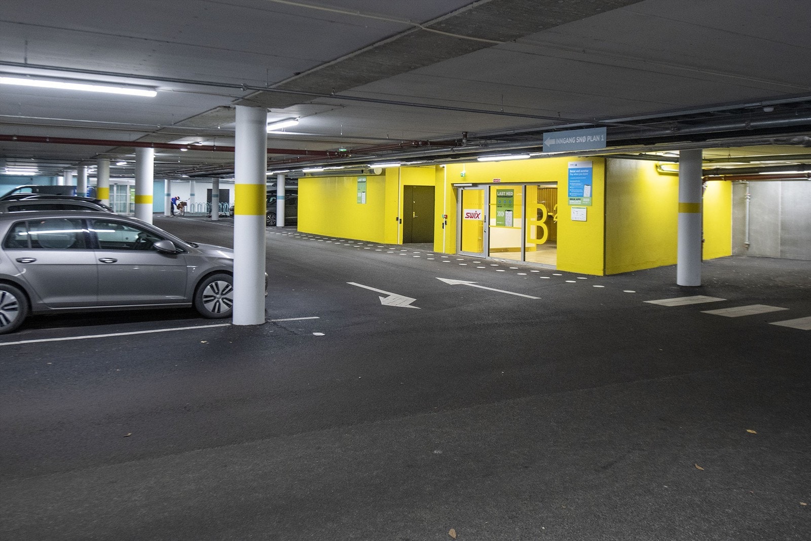 Gode parkeringsfasiliteter i kjelleren Galleribilde