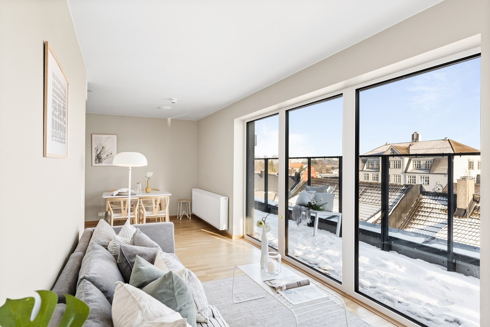 Åpen og lys stue med utgang til stor balkong Galleribilde