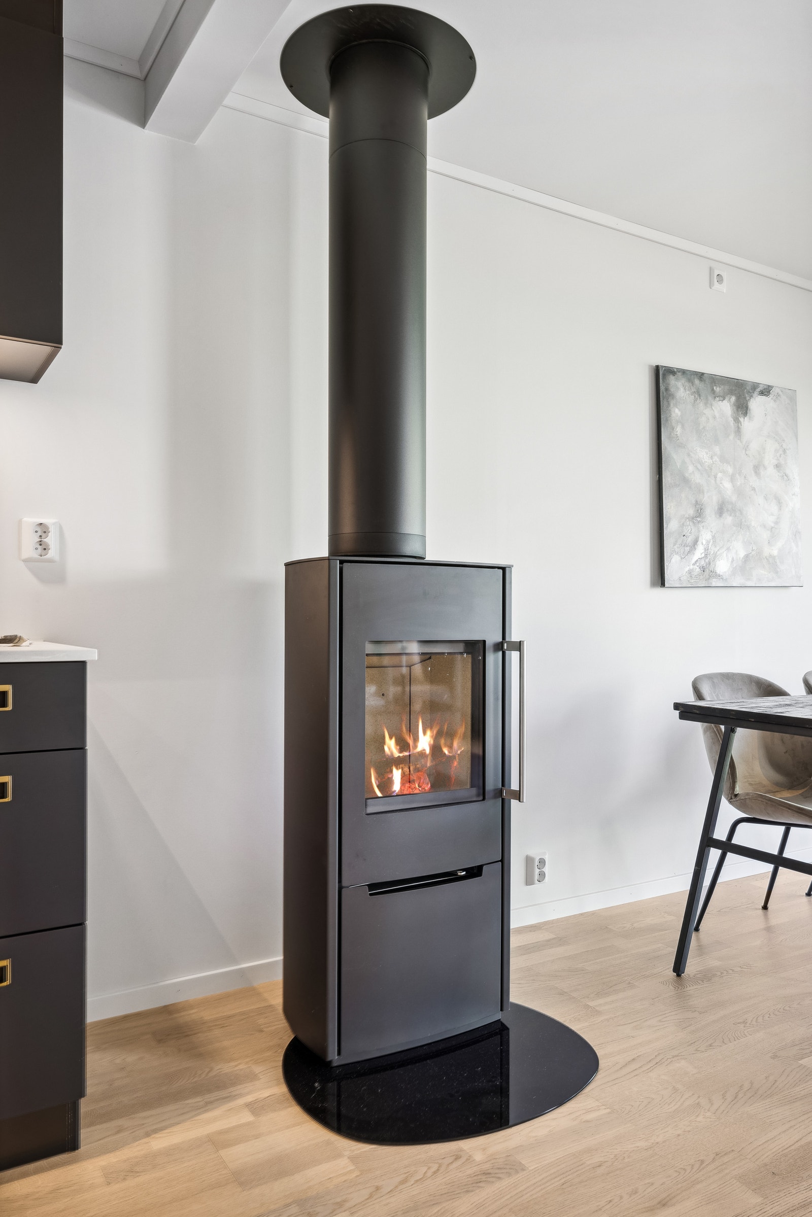 Alle boligene leveres med vedovn i stue. Deilig på ekstra kalde dager. Galleribilde