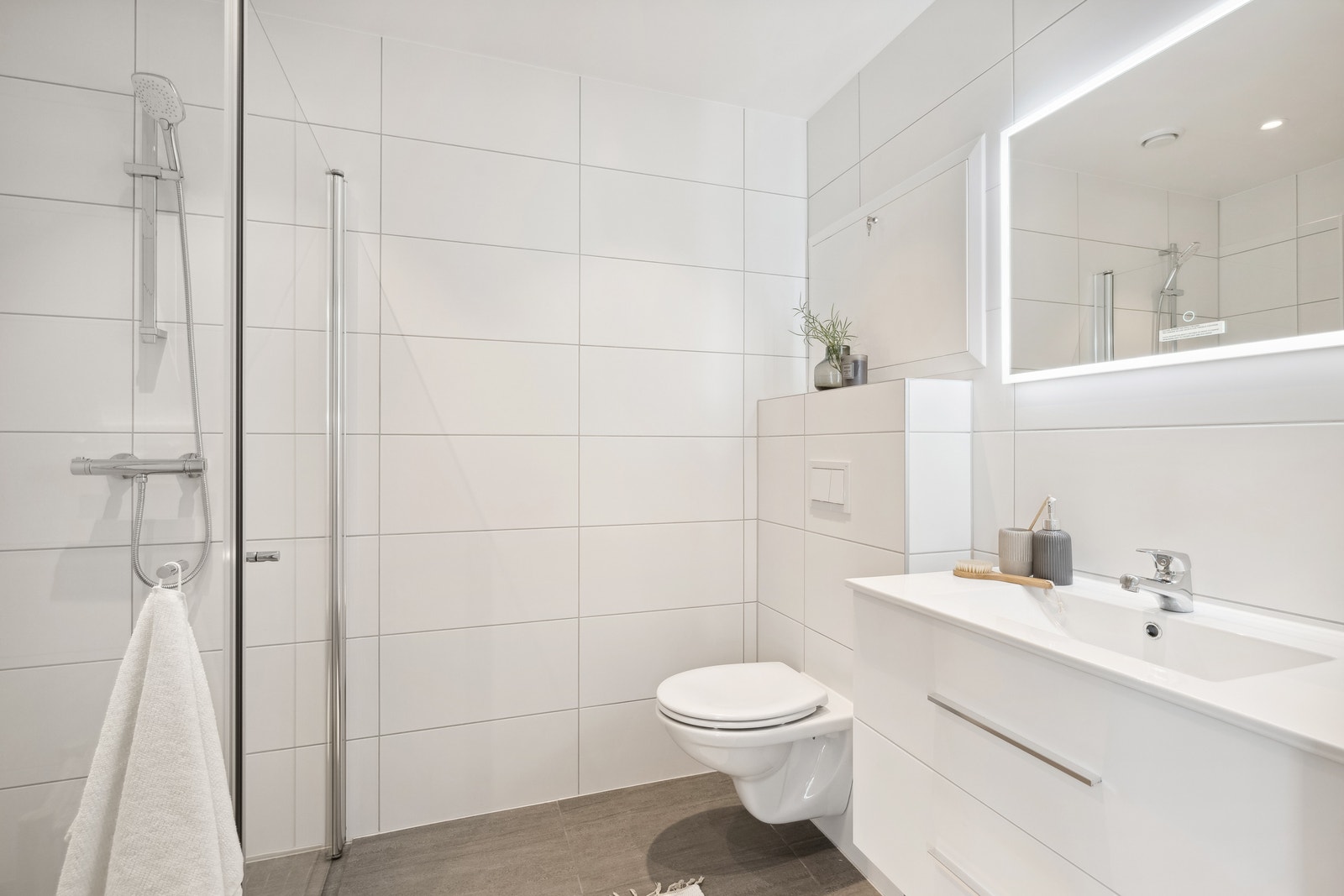 Bilde fra baderom hentet fra tilsvarende prosjekt. Her ser du standard fliser på gulv og vegg som medfølger. Man kan velge andre fliser som tilvalg. Galleribilde