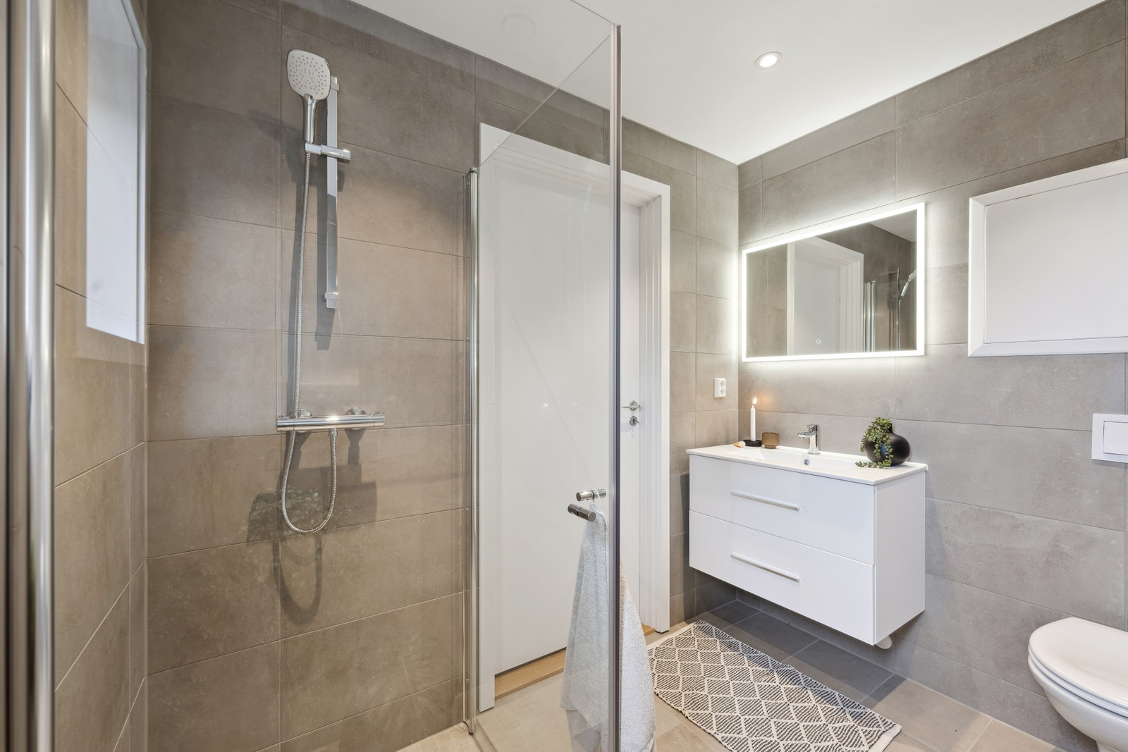 Bilde av baderom hentet fra tilsvarende prosjekt. Her fremkommer det tilvalgsfliser. Galleribilde