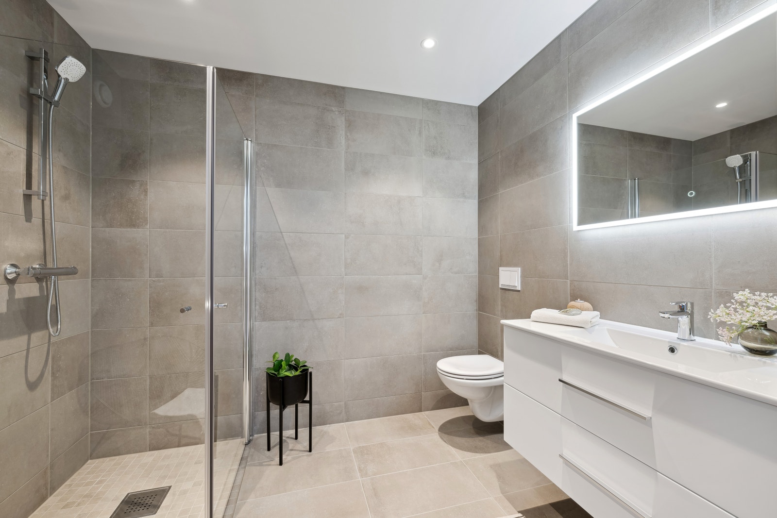 Bilde av baderom hentet fra tilsvarende prosjekt. Her fremkommer det tilvalgsfliser. Galleribilde