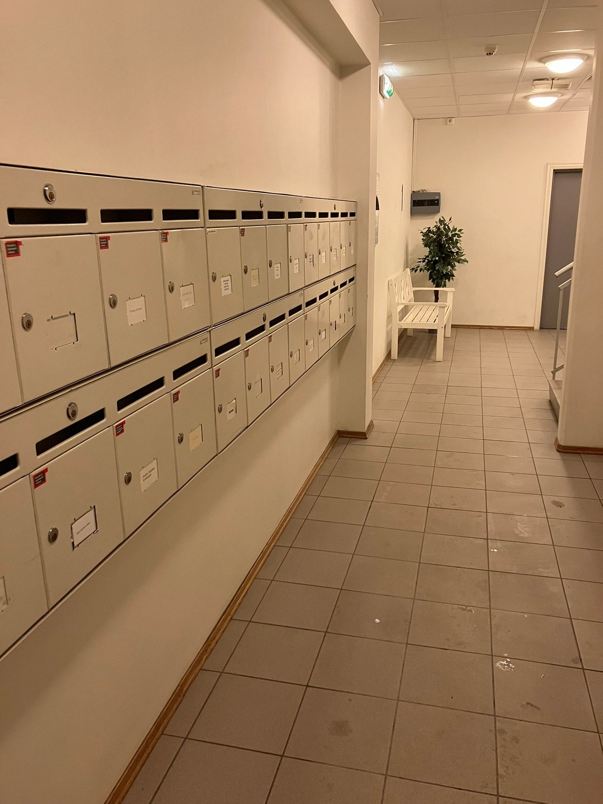 Inngangsparti med postkasser Galleribilde