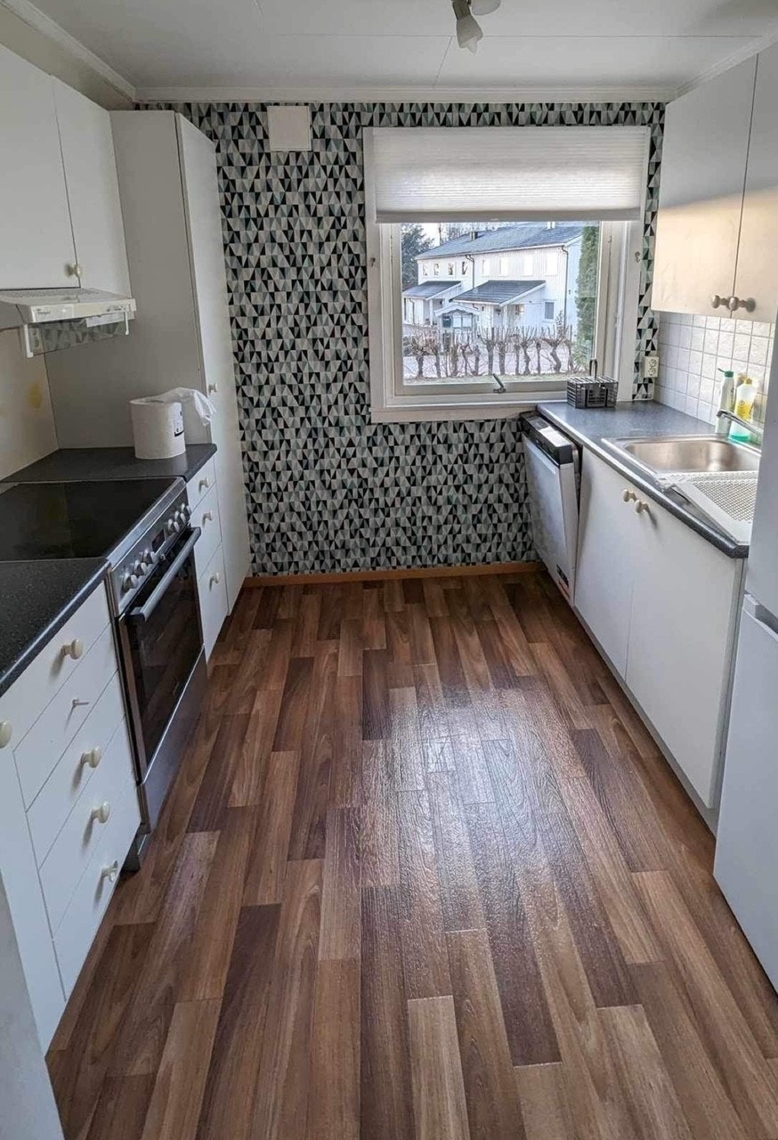 Kjøkken, oppvaskmaskin ny 2022, komfyr og kjøleskap Galleribilde