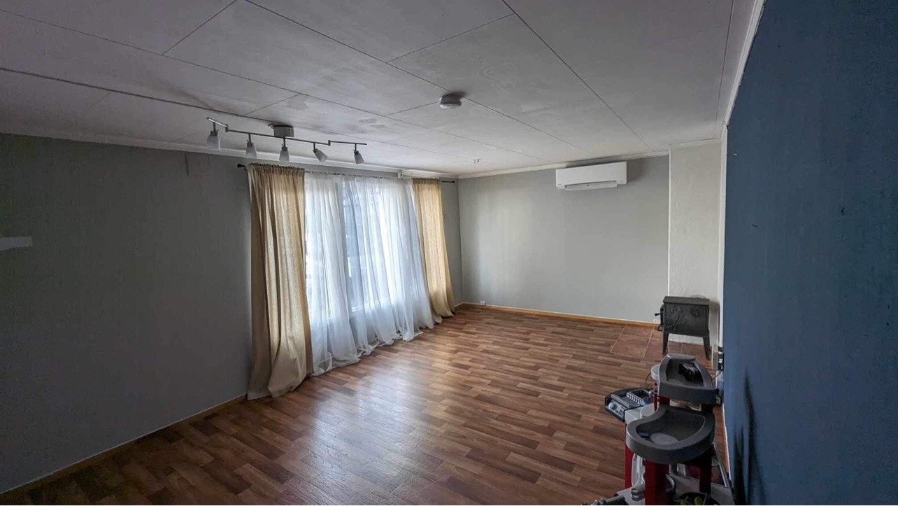 Stue, varmepumpe og vedovn Galleribilde