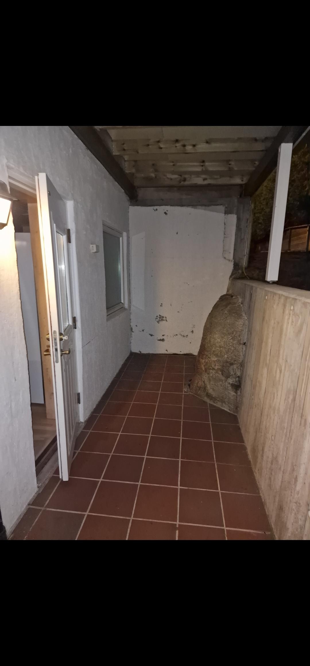 Inngang med et lite lagringsplass utenfor Galleribilde