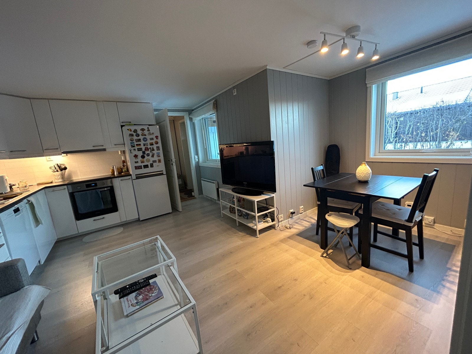 God plass til TV og spisebord Galleribilde