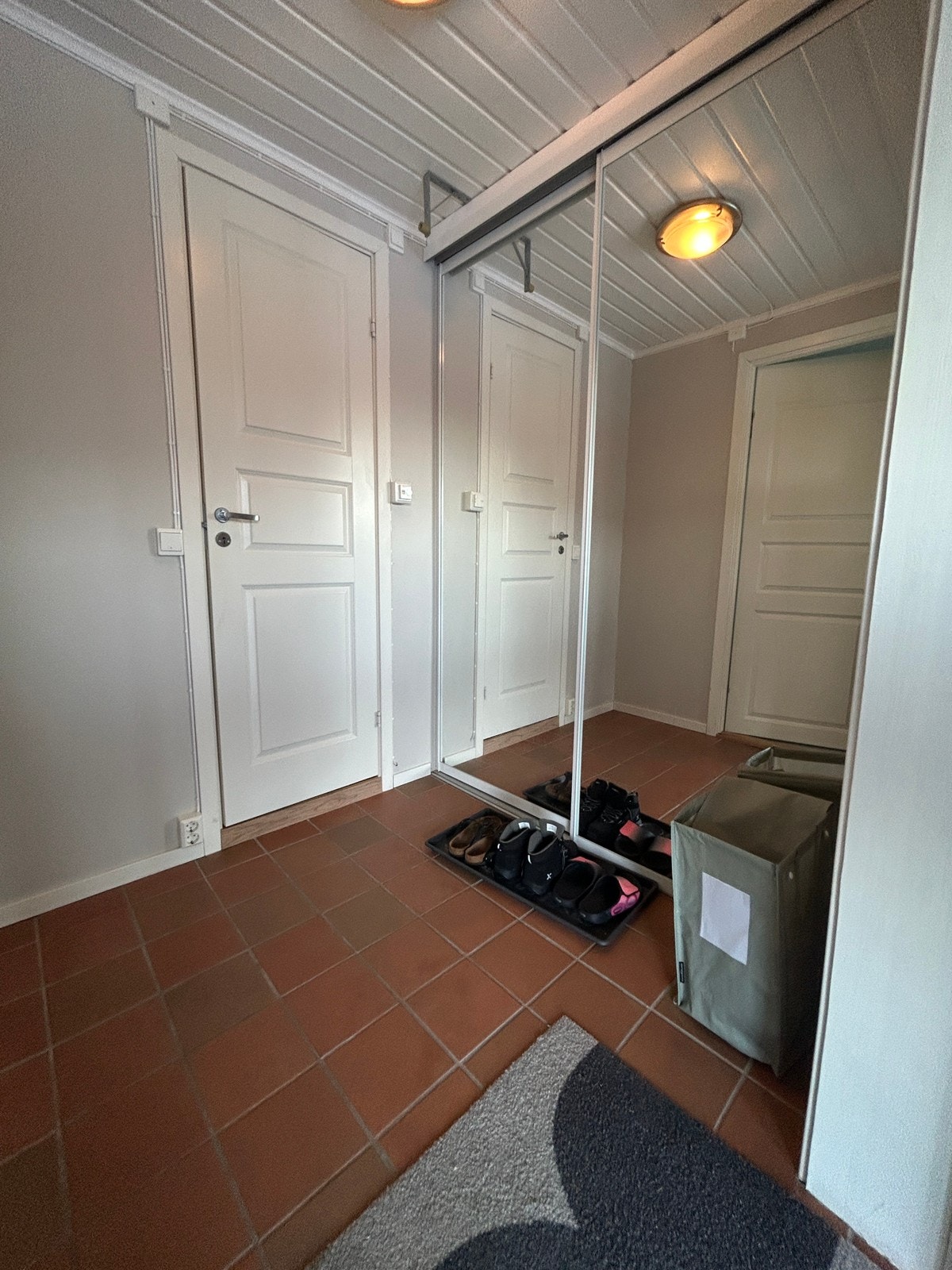 Stor garderobe med speil i inngangsparti Galleribilde