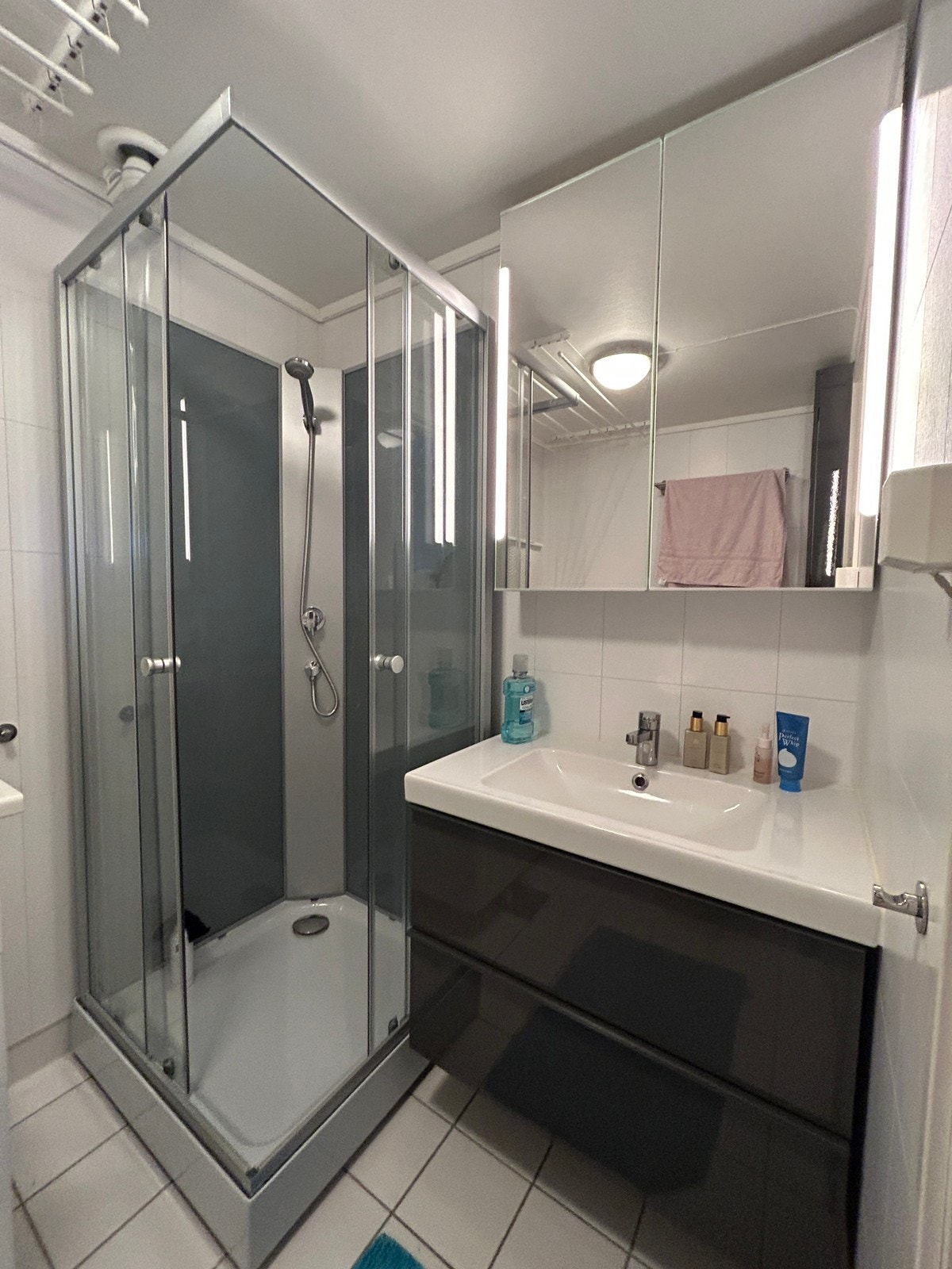 Nytt dusjkabinett og vask 2023 Galleribilde