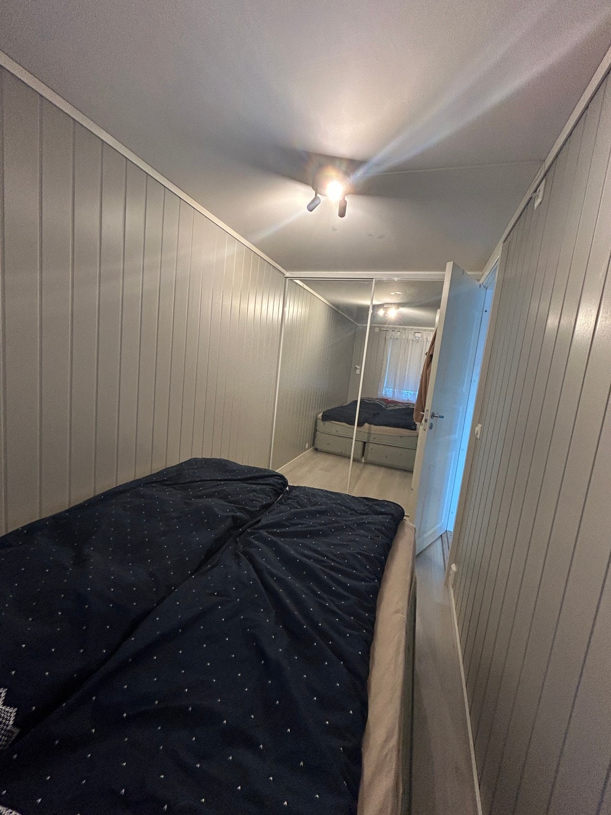 Stor garderobe skyvedør med speil Galleribilde