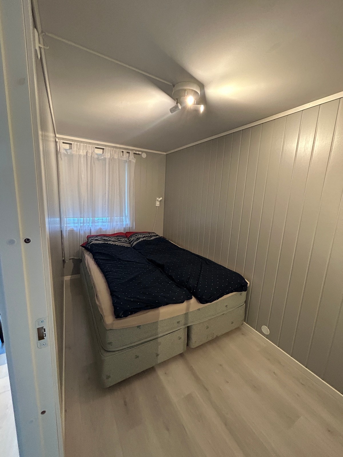 Soverom med 150cm seng Galleribilde