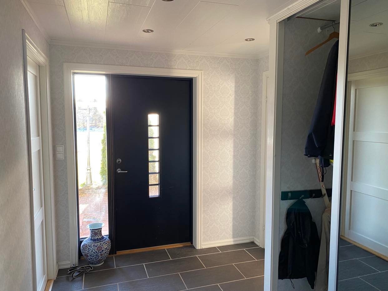 Entre med garderobe Galleribilde