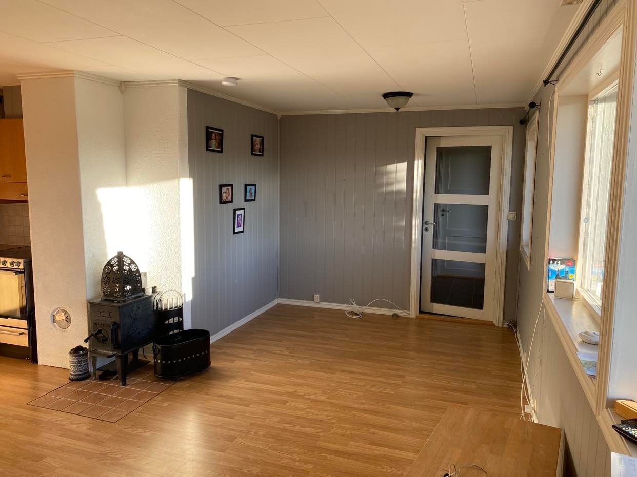 Vedovn på stuen, glassdør mot gangen Galleribilde