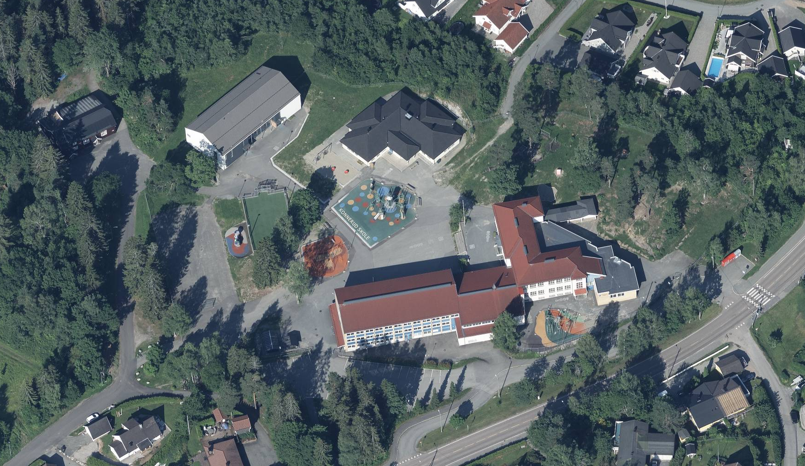 Flott barneskole rett ved området. Trygg og kort skolevei. Galleribilde