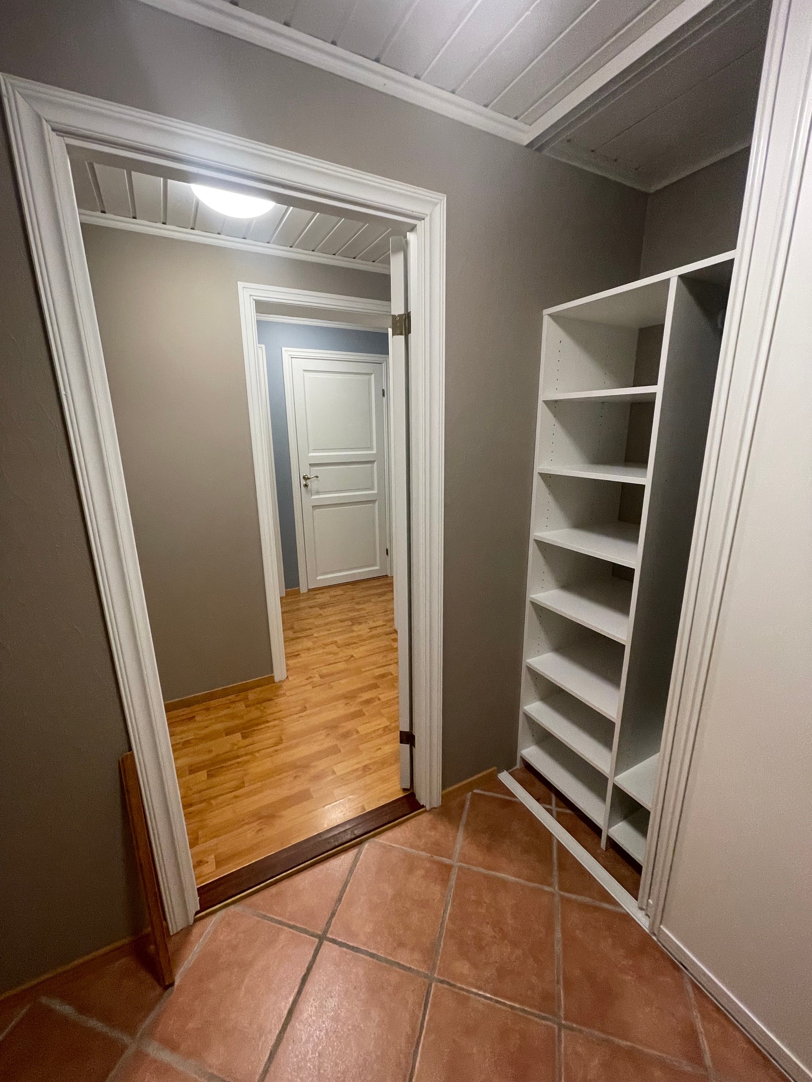 Garderobe entre Galleribilde