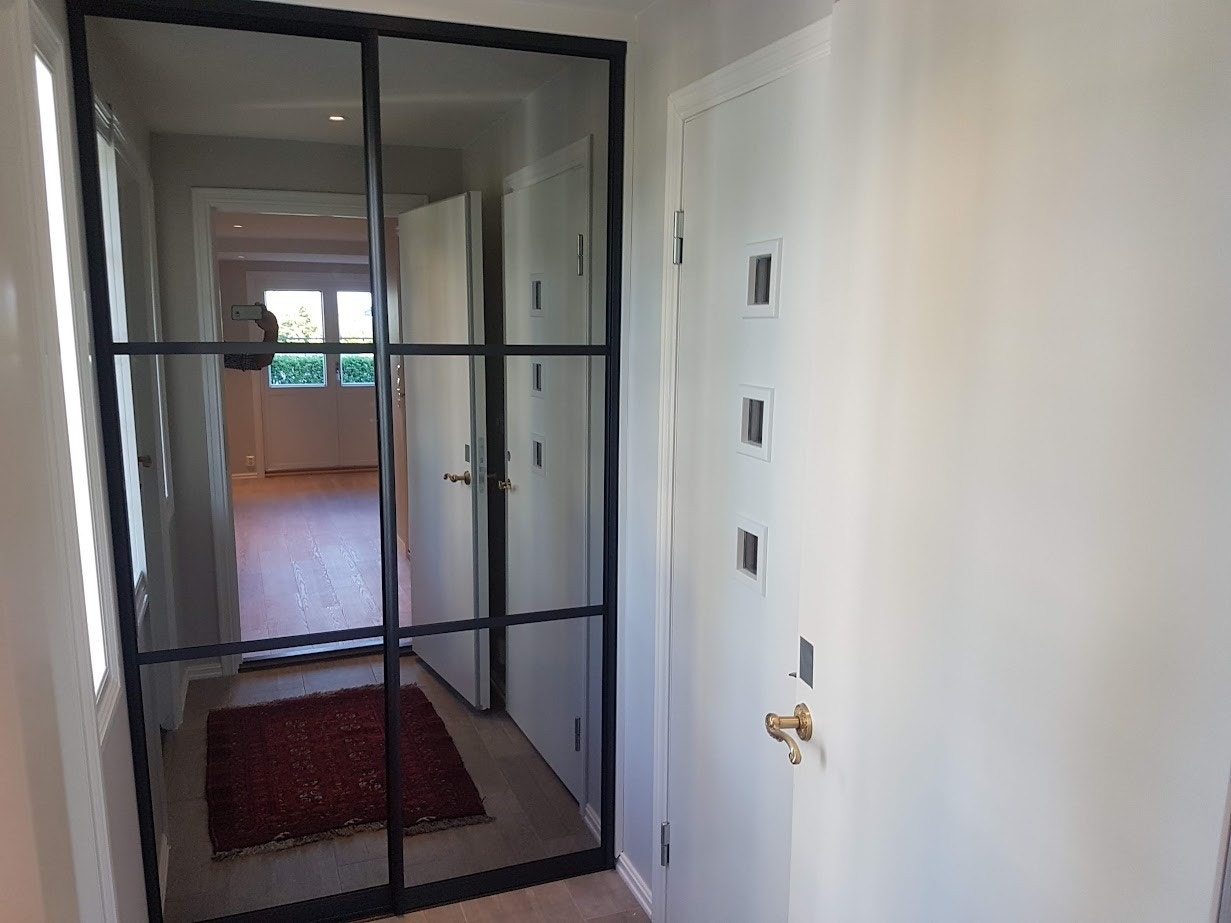 Garderobe i yttergang Galleribilde