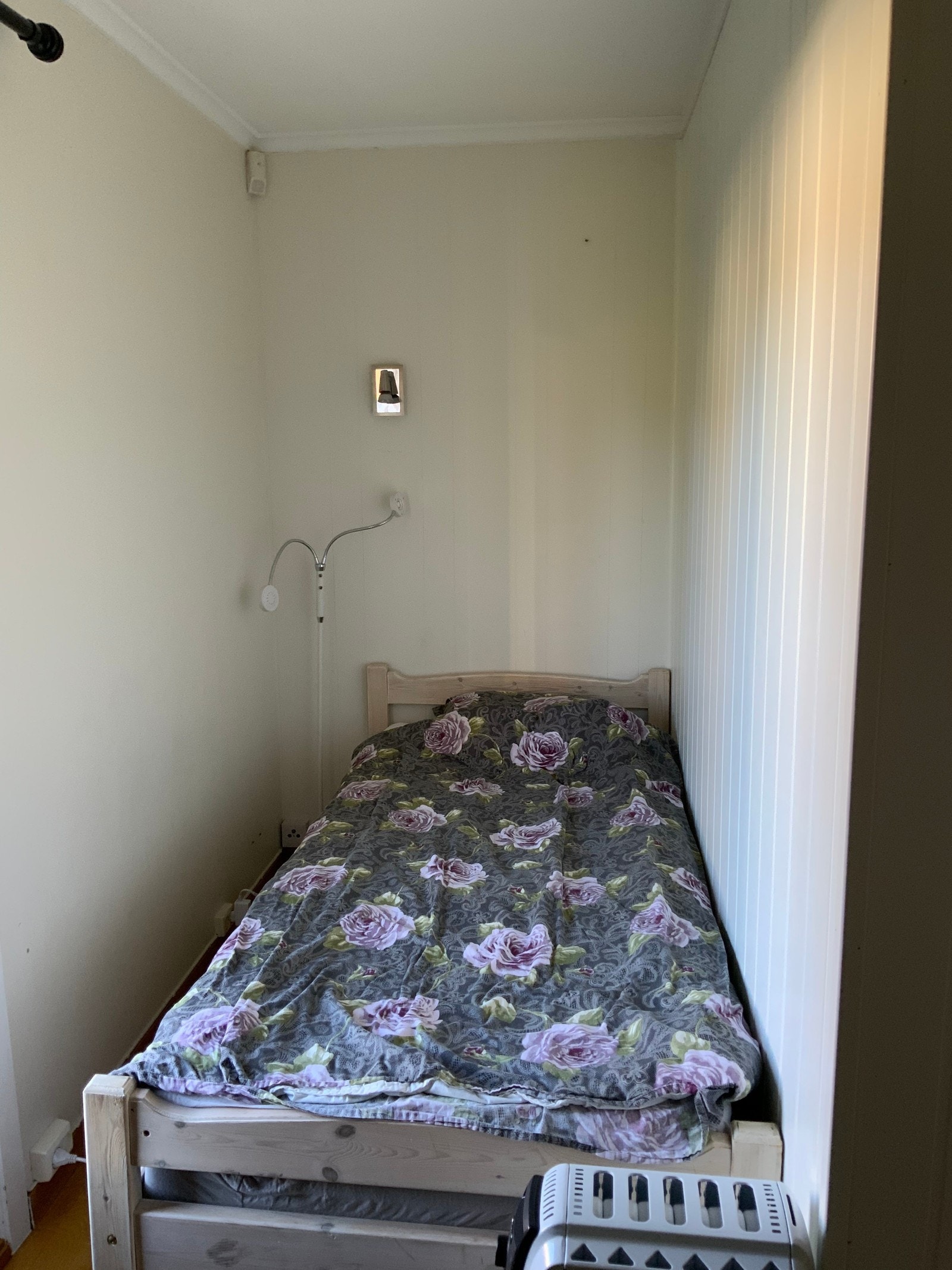 Seng i en «skjermet vinkel» fra døra. «To rom i ett» Galleribilde