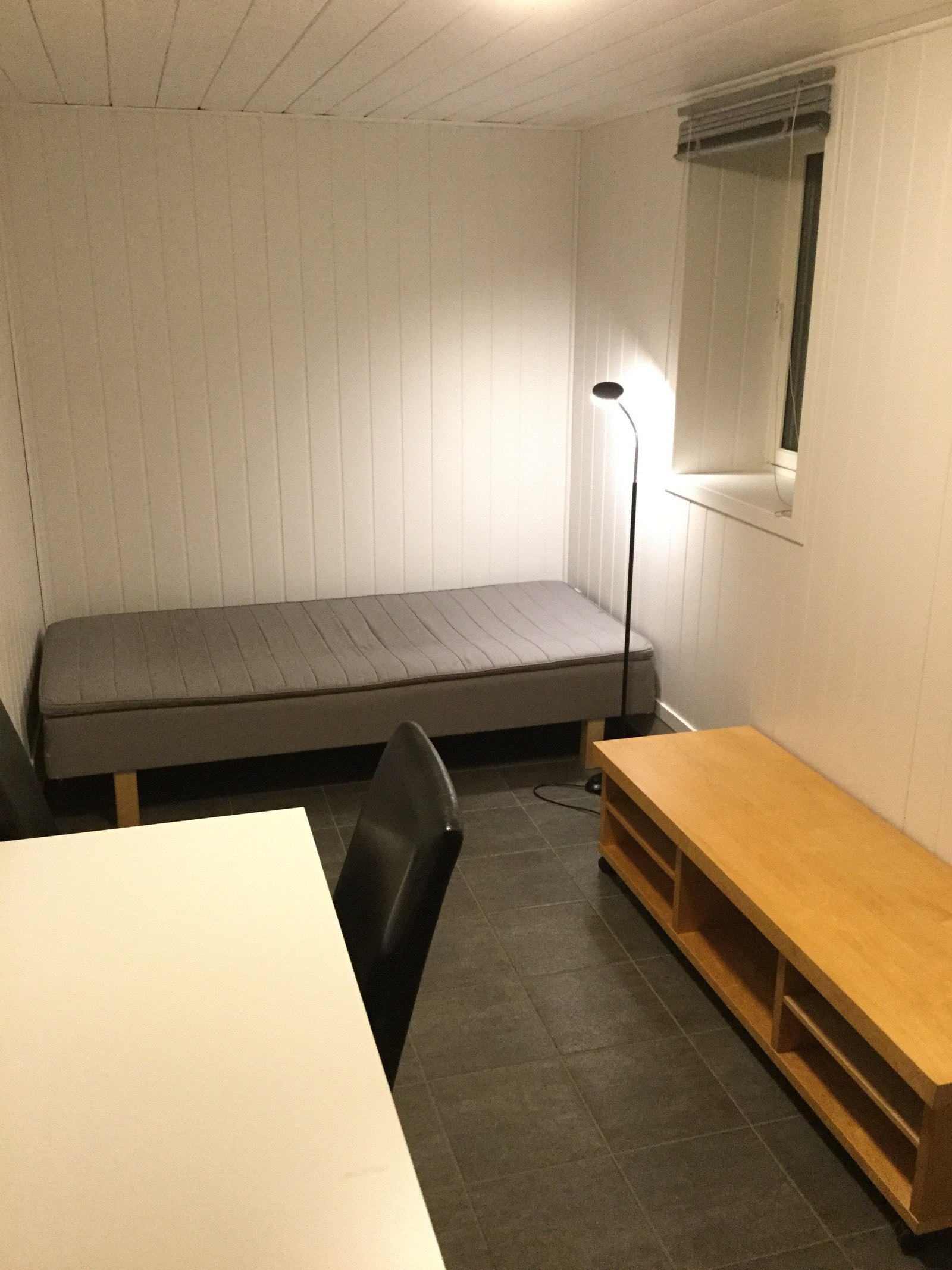 Seng, kommode osv Galleribilde