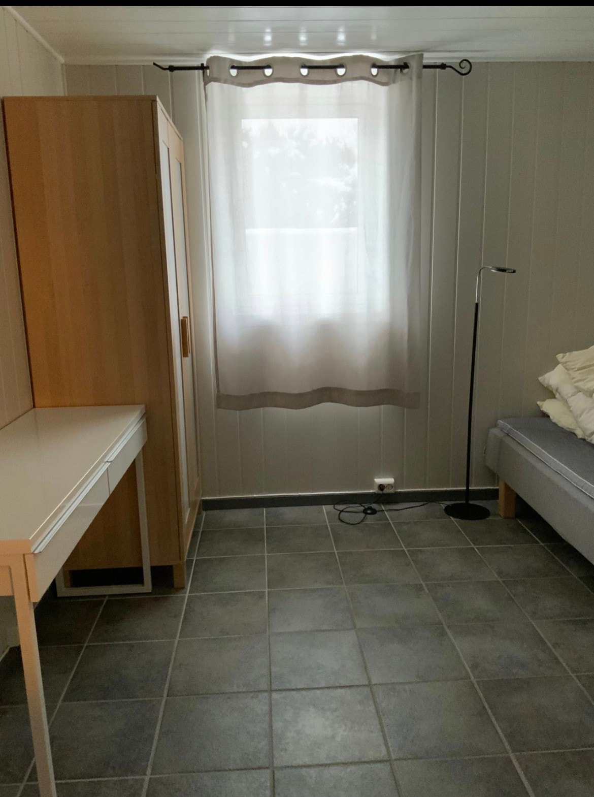 Soverommene har seng, skap (eller annet for klær). De fleste også skrivebord Galleribilde