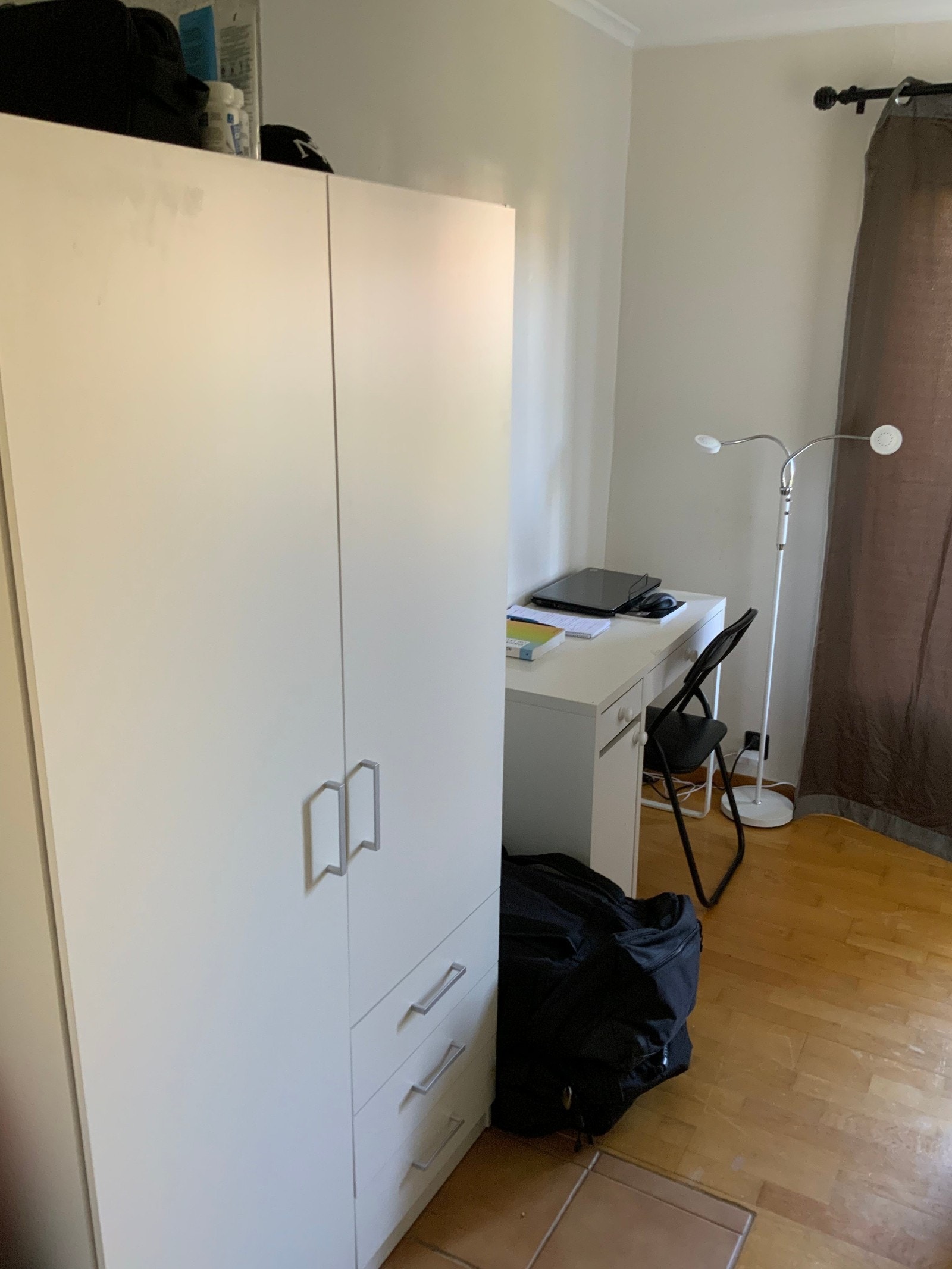 Skap og skrivebord på dette soverommet i andre etasje Galleribilde