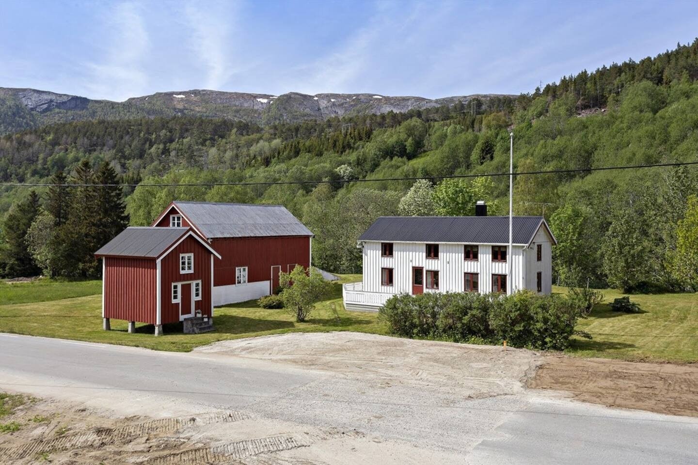 Koselig småbruk med stor veranda og flott hage. Galleribilde