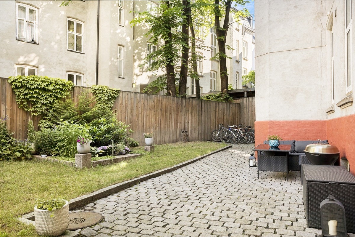 Bakgården er pent opparbeidet med blomsterbed samt nyere sittegruppe med tilhørende grill. Solen kommer og i bakgården på ettermiddager, helt perfekt for kveldshygge. Galleribilde