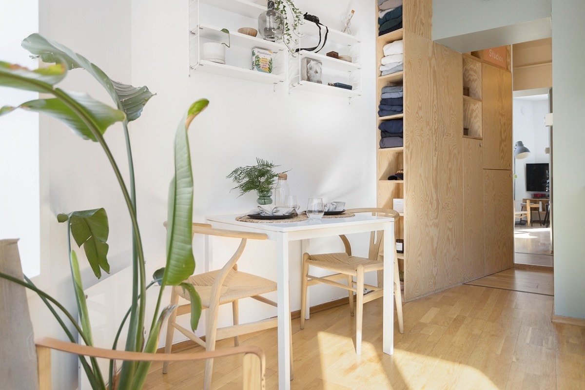 Fra entréen kommer du inn til boligens hovedrom - åpen stue/kjøkken løsning med god plass til spisebord, seng/sovesofa og en hyggelig sitteplass. Galleribilde