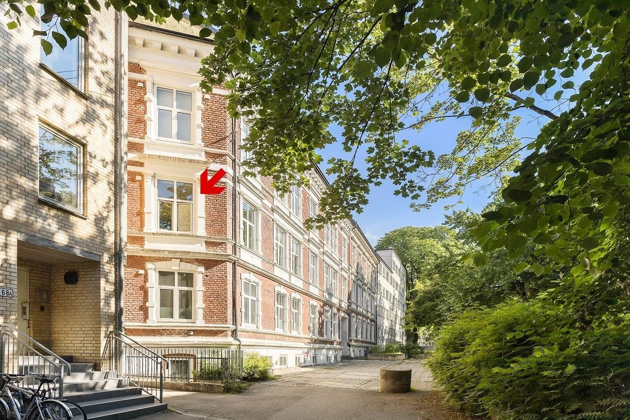Boligen ligger i byggets andre etasje og har store vindusflater som gir godt med innslipp av naturlig lys. Galleribilde