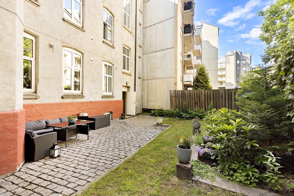 Fin og velholdt fellesarealer med egen hageflekk. Her kan man nyte varme sommerdager under solen. Galleribilde