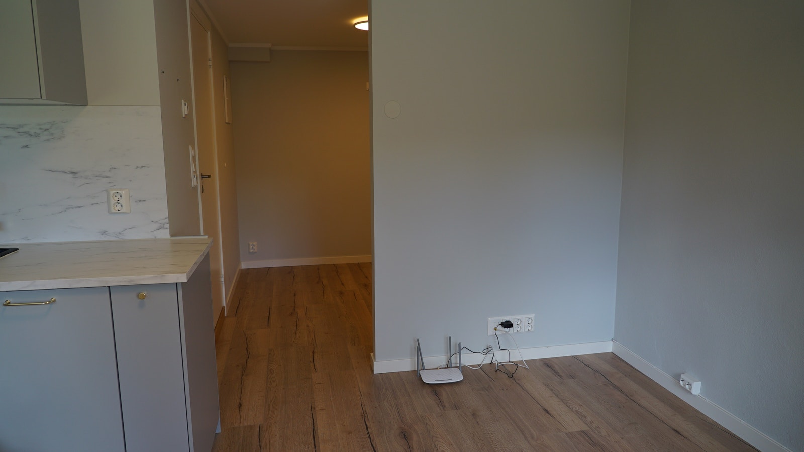 Kjøkken/stue. God plass til sofa, TV-benk, og eventuelt et kjøkkenbord. Galleribilde