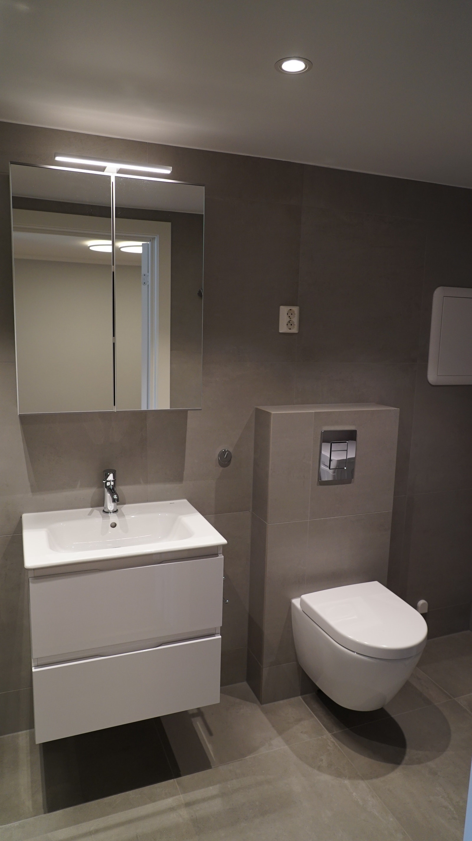 Vegghengt toalett Galleribilde