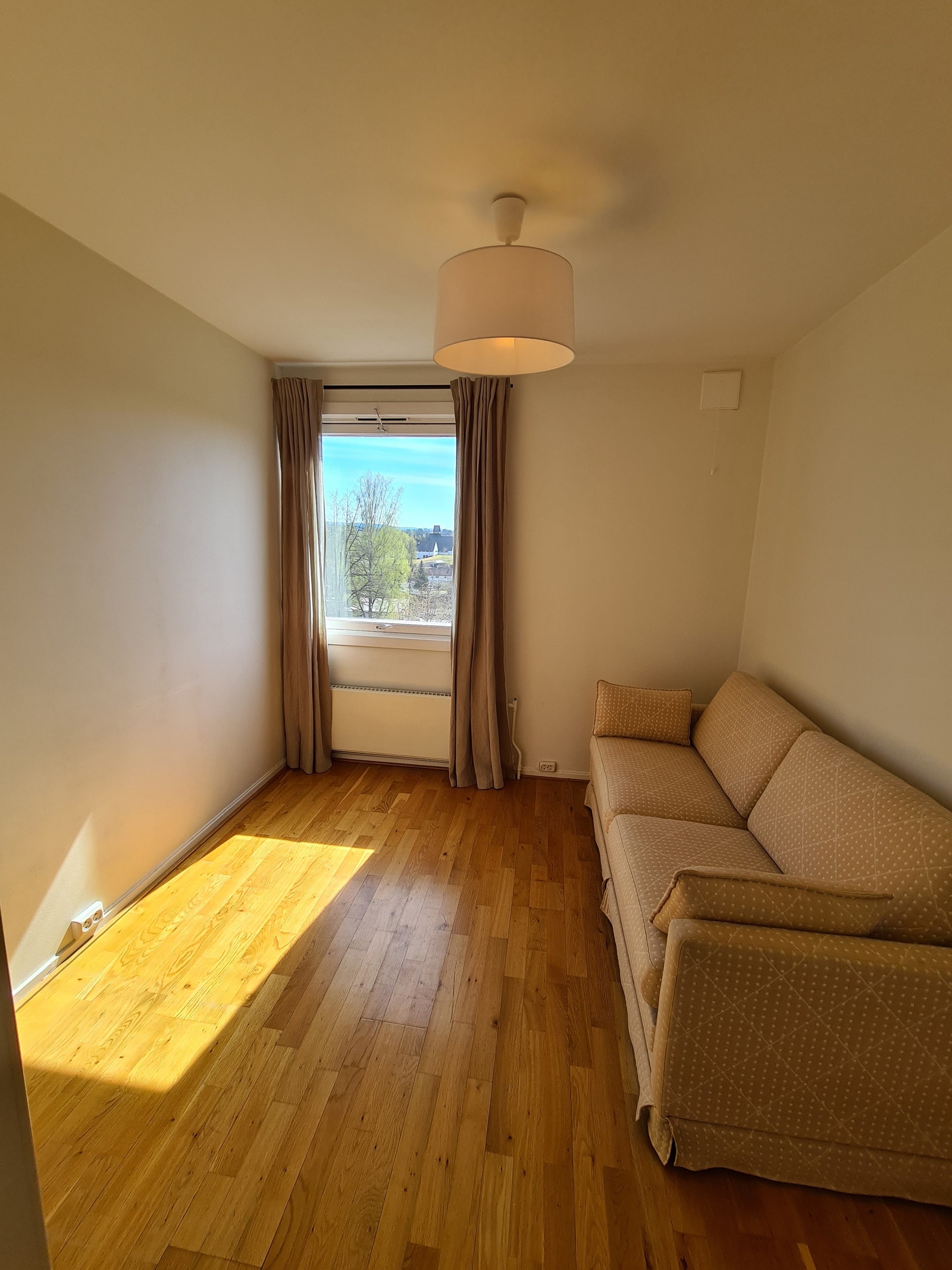 Soverom 2 med mye sol Galleribilde