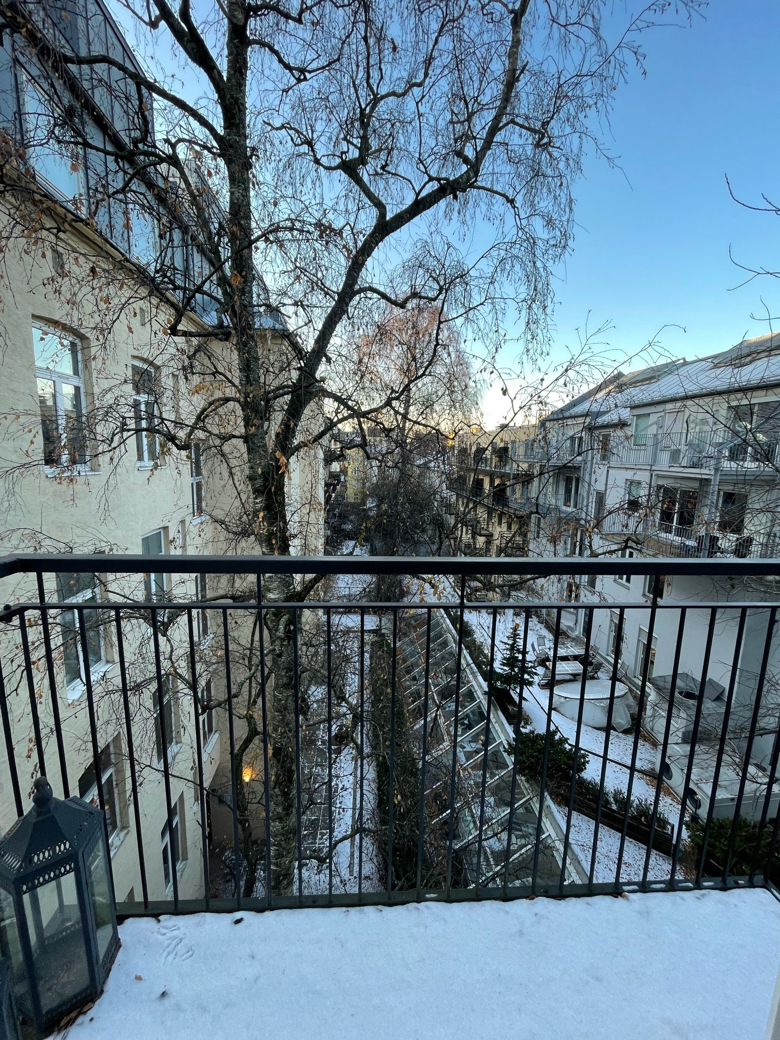 Sydvendt balkong med utsikt mot bakgård Galleribilde