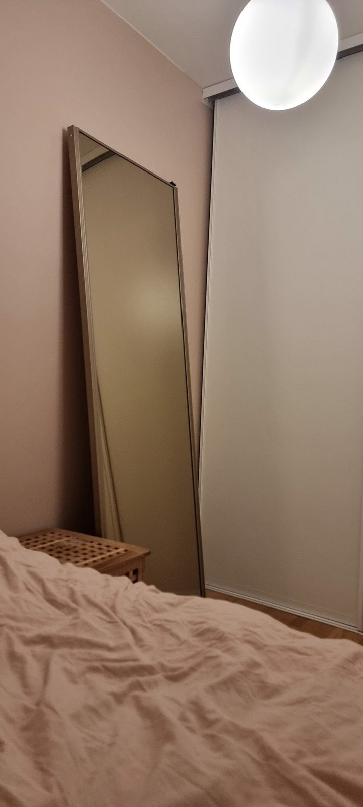 Soverom med seng under vindu og skyvedørsgarderobe Galleribilde