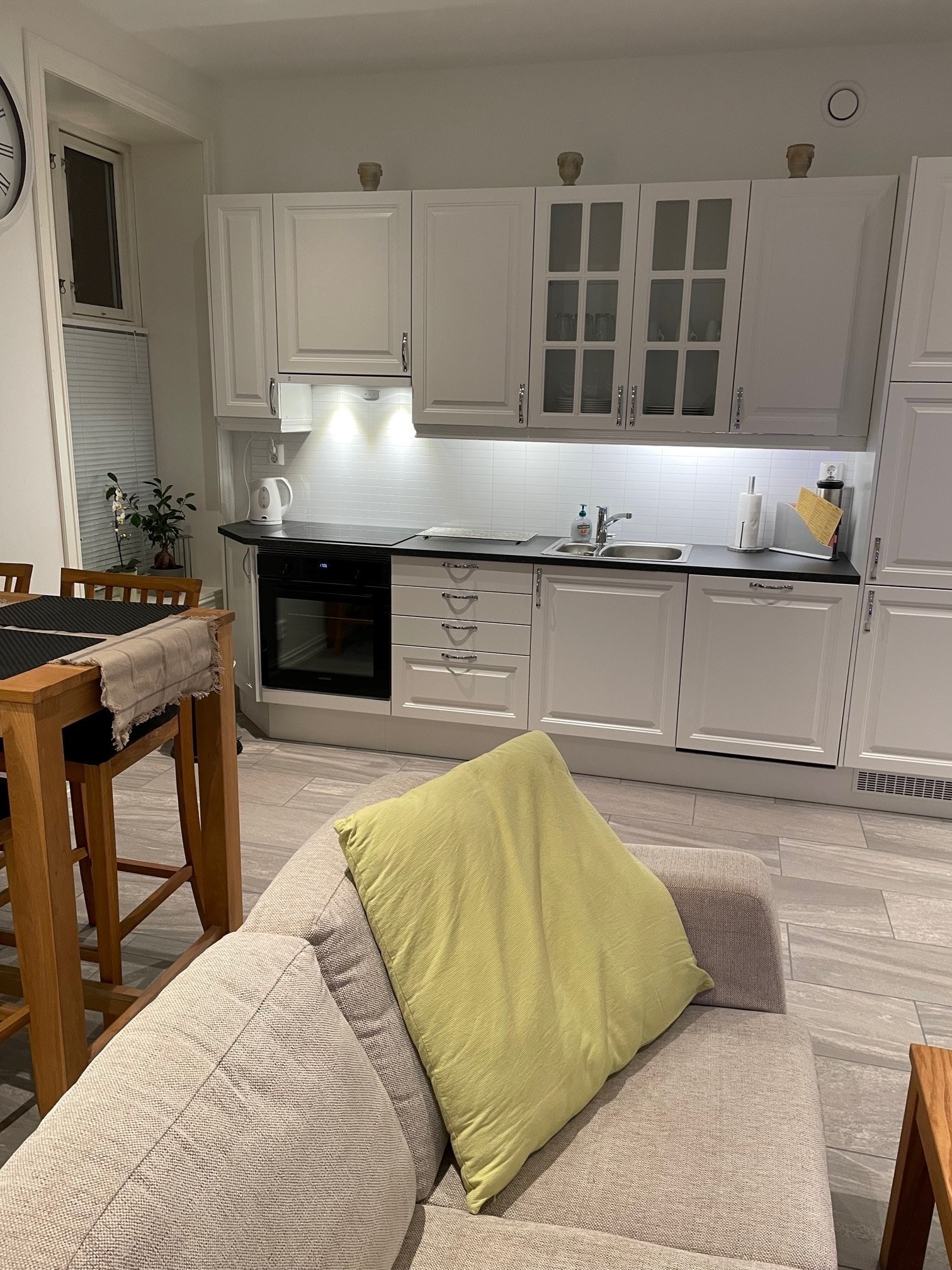 Living room with kitchen Galleribilde
