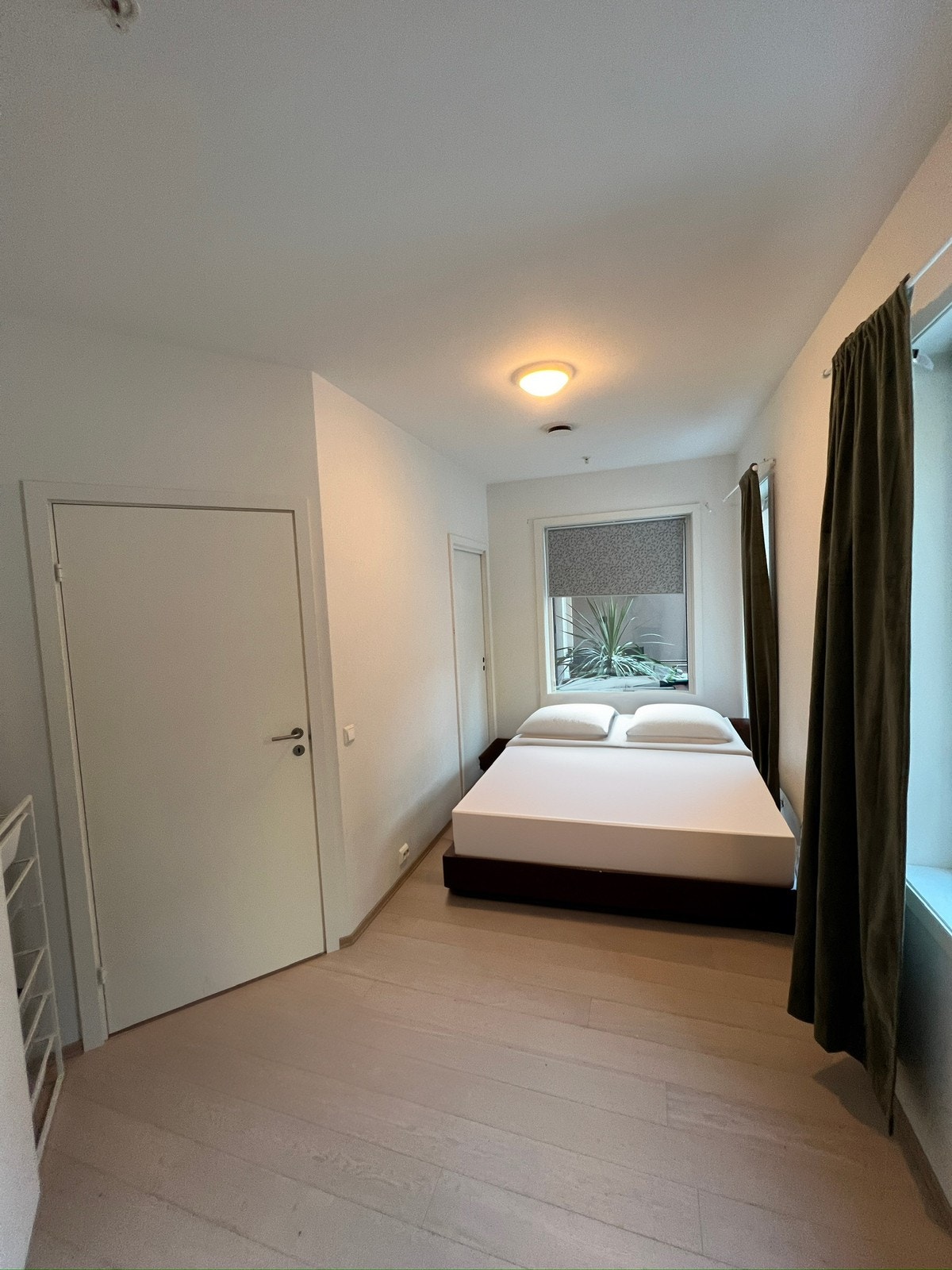 Soverom med god plass til dobbeltseng Galleribilde