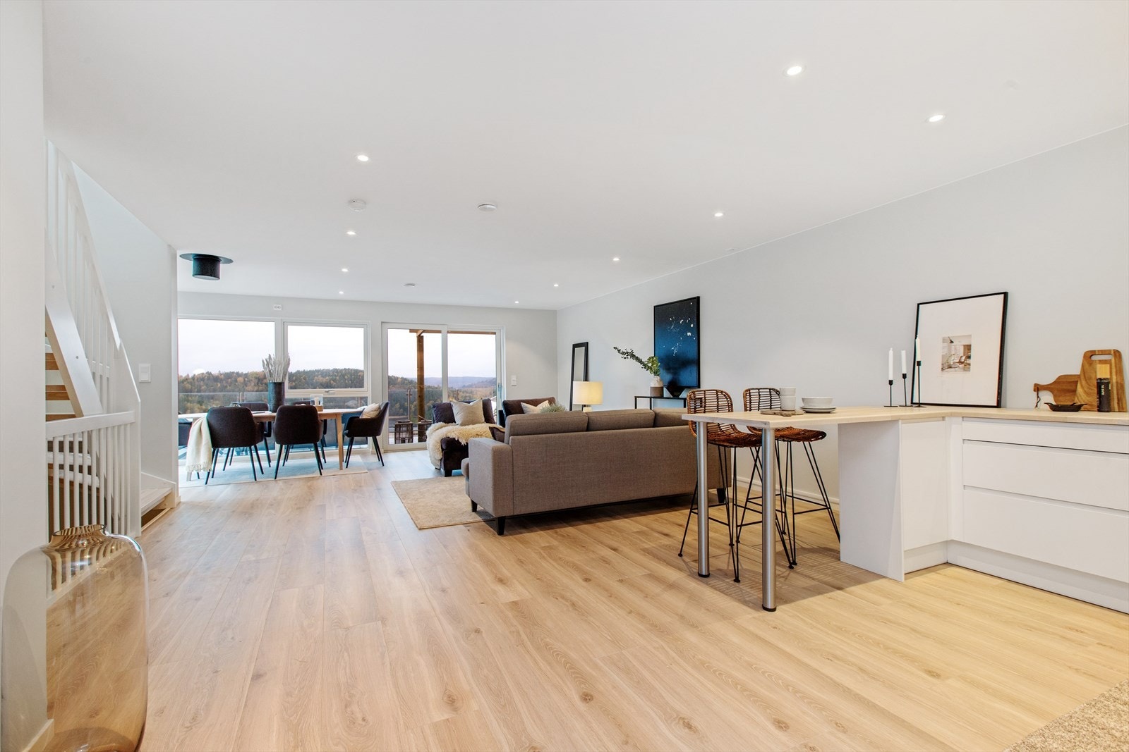 Stuen er et oppholdsrom du vil trives - et sosialt rom med åpen kjøkkenløsning. Galleribilde