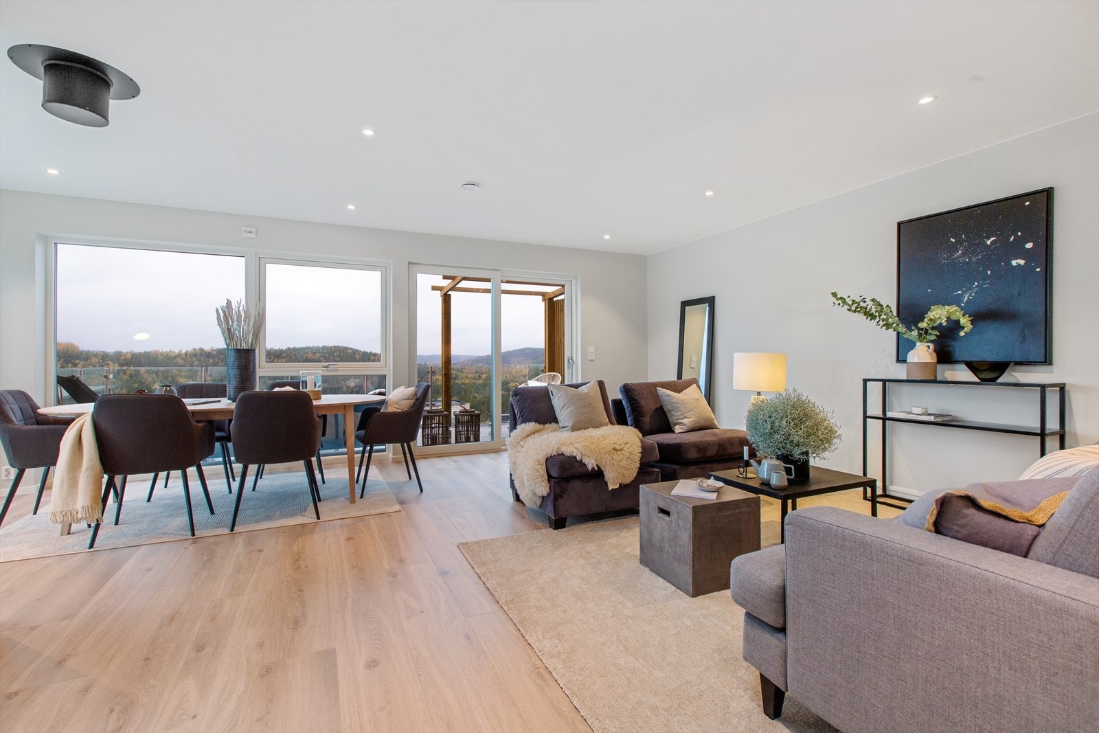 Stuen med den åpne kjøkkenløsningen gir en god romfølelse. Galleribilde